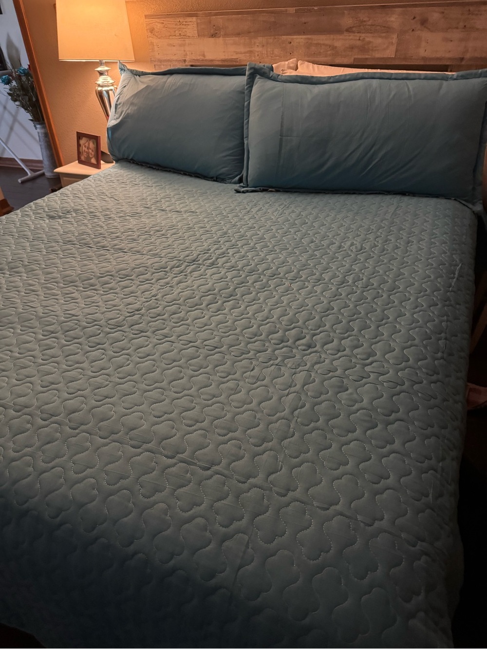 Queen Turq Quilted Bedspread Set with Matching Pillow Shams and 6 curtain panels